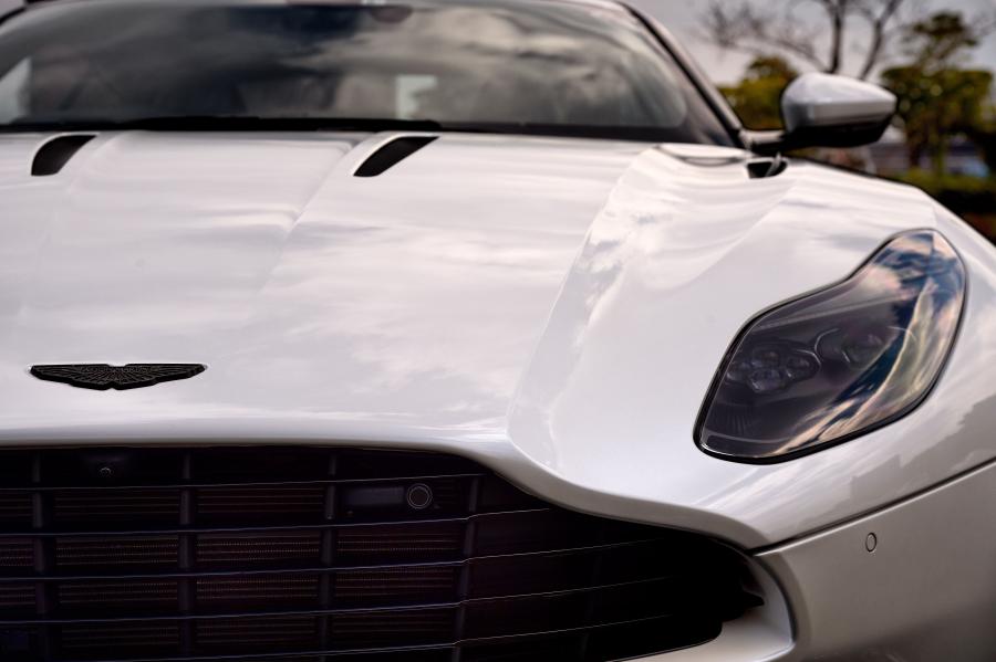 Детали экстерьера Aston Martin DB11 AMR 2018 года  (JP) (фото 6 из 9)
